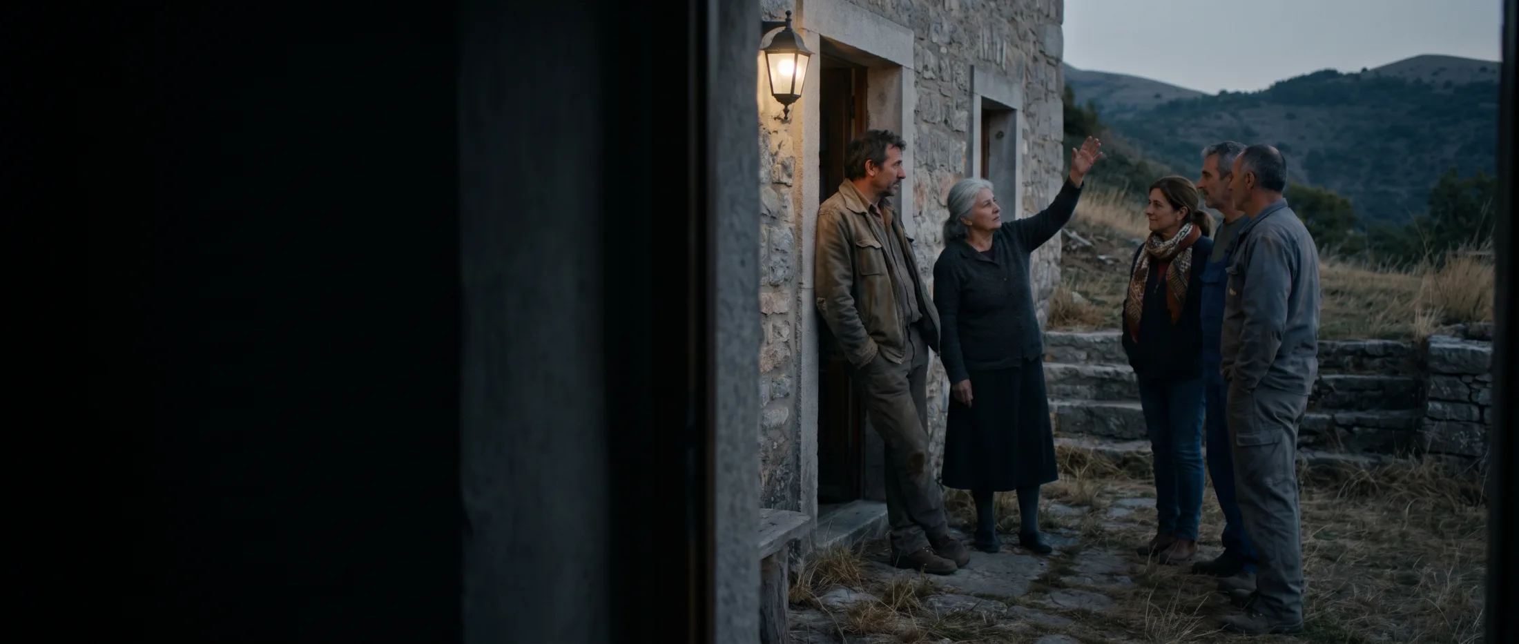 Vizinhos reunidos na porta de uma casa comunitária ao entardecer (imagem ilustrativa)